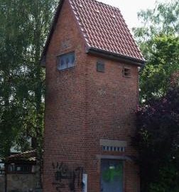 Sanierung und Umbau des Trafohauses zu einem Artenschutzhaus für Kleinsäuger und Vögel Sanierung und Umbau des Trafohauses zu einem Artenschutzhaus für Kleinsäuger und Vögel