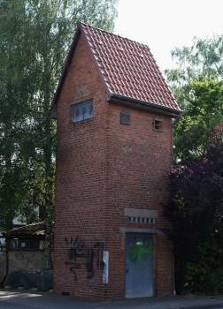 Sanierung und Umbau des Trafohauses zu einem Artenschutzhaus für Kleinsäuger und Vögel