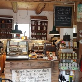 Oldtimer-Museum in Boimstorf: hier Einrichtung Hof-Café Oldtimer-Museum in Boimstorf: hier Einrichtung Hof-Café