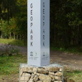 Aufstellung von 18 Geoparkstelen an Durchgangsstraßen in Ortslagen im Geopark Harz-Braunschweiger Land-Ostfalen Aufstellung von 18 Geoparkstelen an Durchgangsstraßen in Ortslagen im Geopark Harz-Braunschweiger Land-Ostfalen