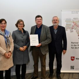Landesbeauftragte überreicht LEADER-Tafel